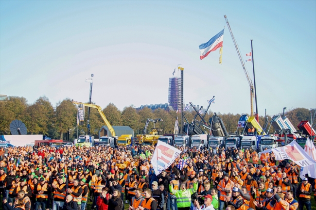 Hollanda'da inşaat sektörü çalışanlarından hükümet karşıtı protesto